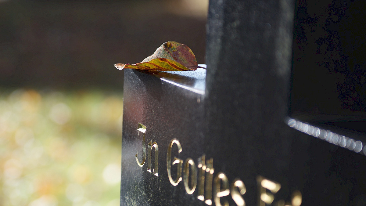 Herbstblatt und kreuz